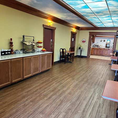 Ramada By Wyndham Saginaw Hotel & Suites Екстер'єр фото