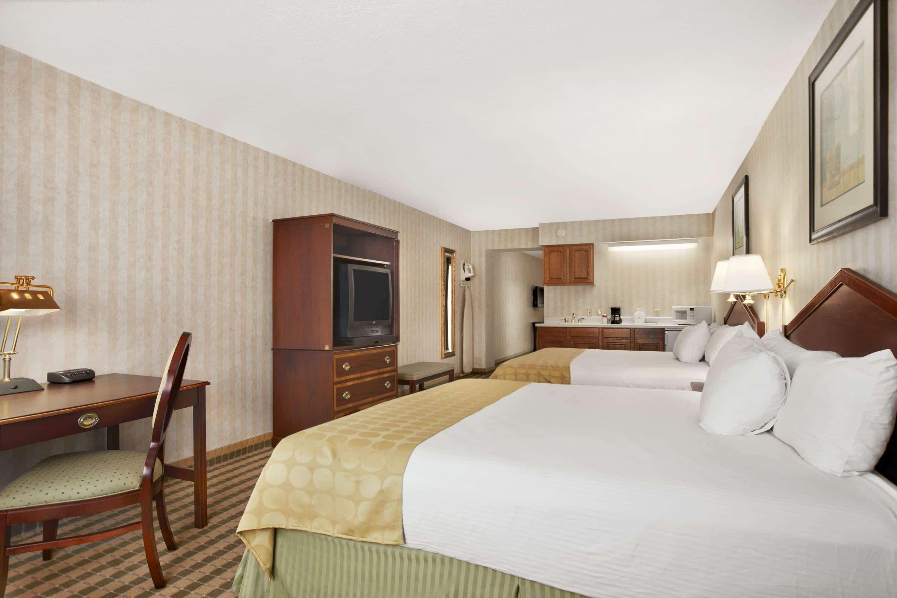 Ramada By Wyndham Saginaw Hotel & Suites Екстер'єр фото