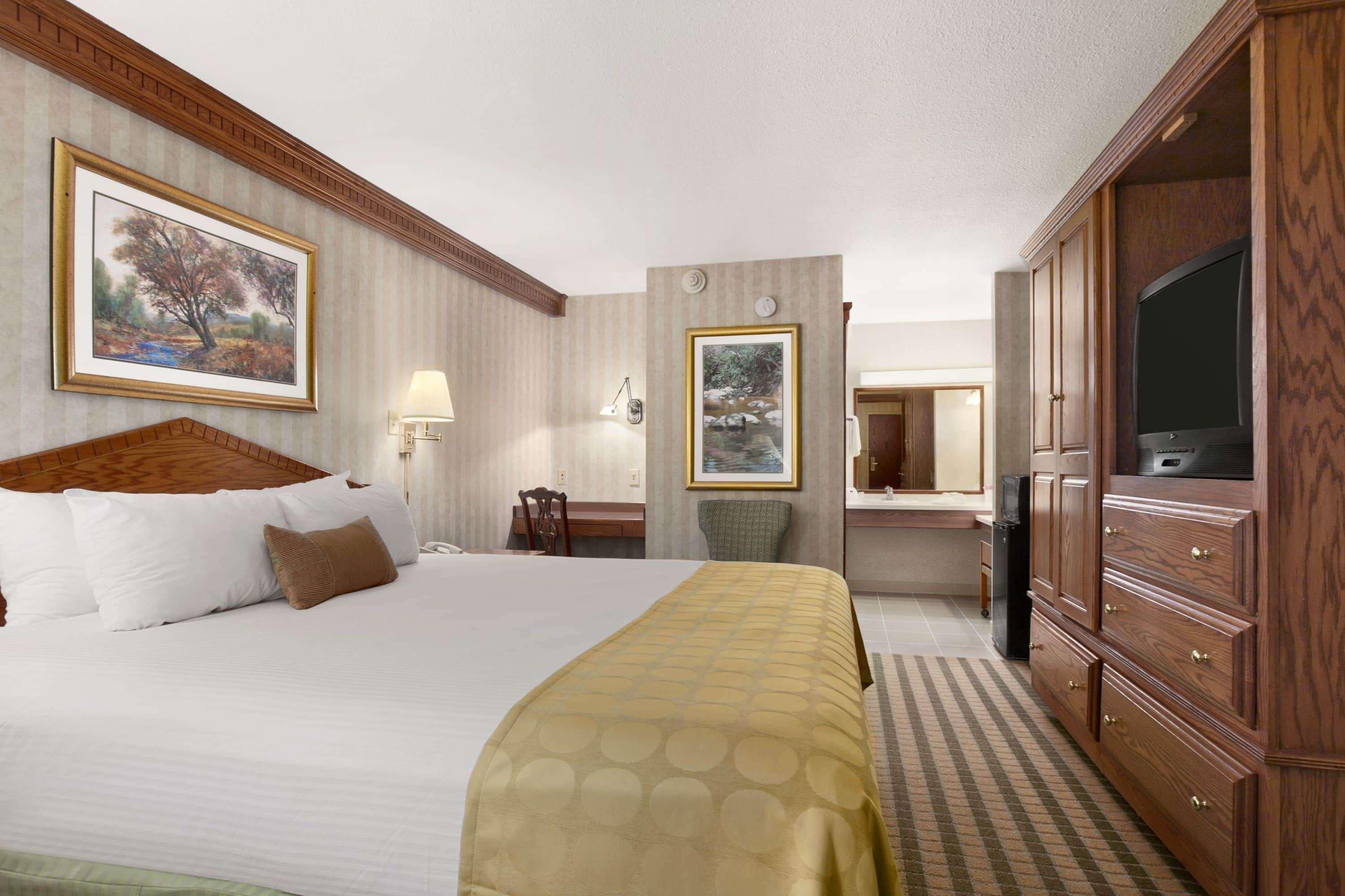 Ramada By Wyndham Saginaw Hotel & Suites Екстер'єр фото