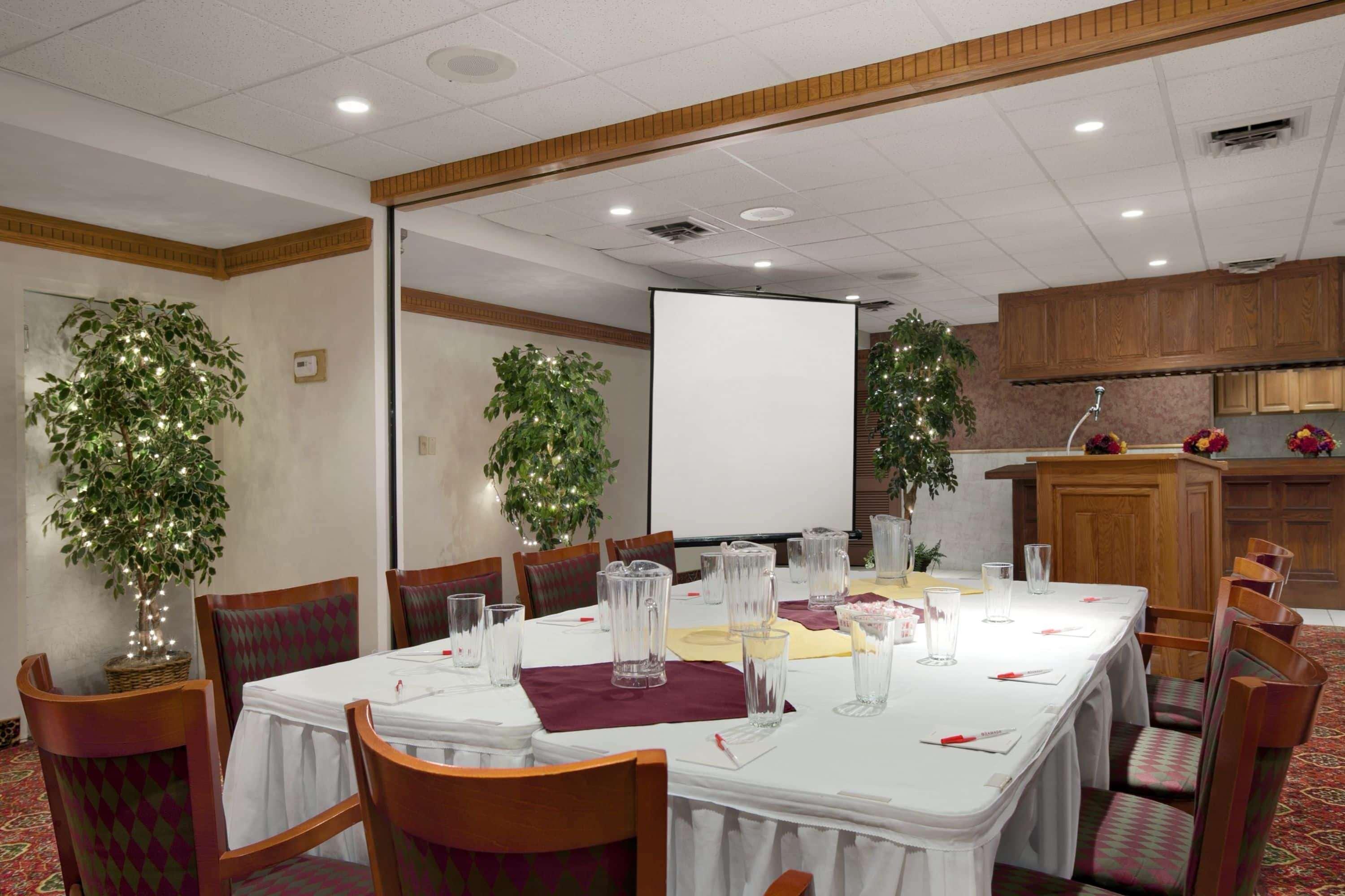 Ramada By Wyndham Saginaw Hotel & Suites Екстер'єр фото