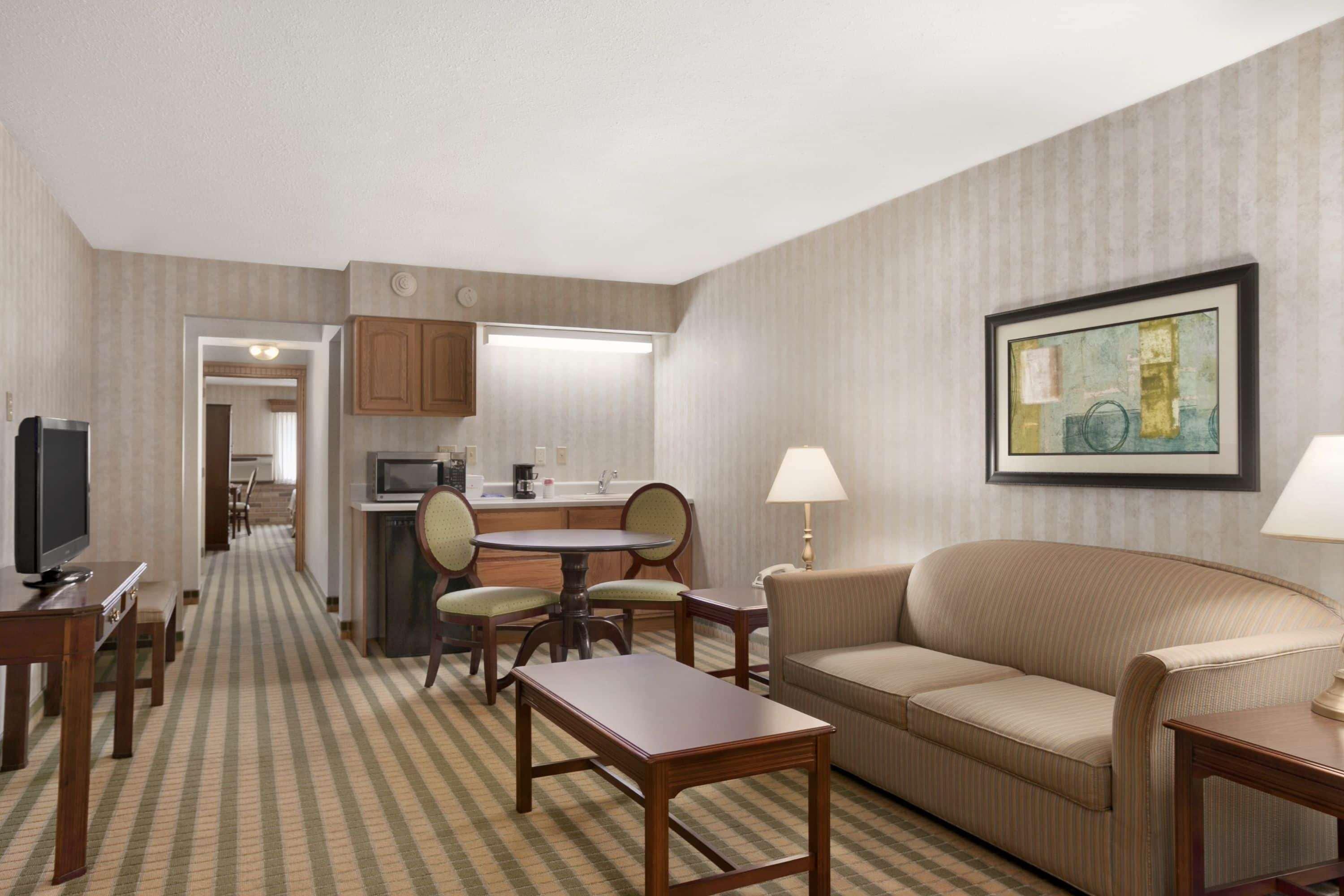 Ramada By Wyndham Saginaw Hotel & Suites Екстер'єр фото