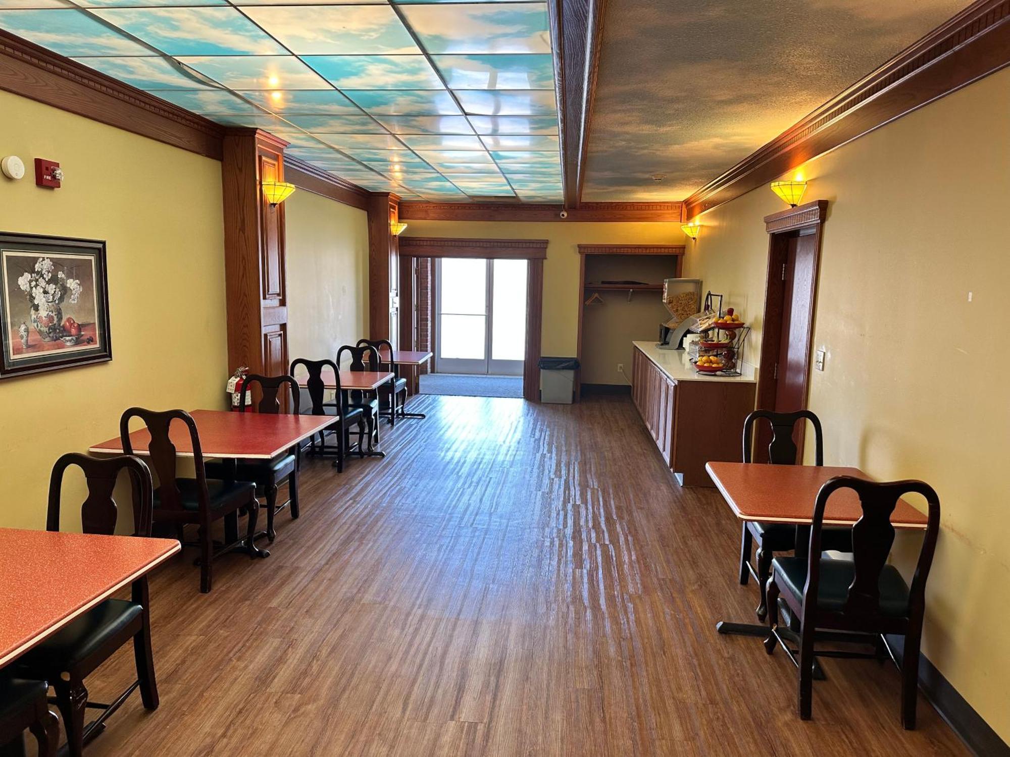 Ramada By Wyndham Saginaw Hotel & Suites Екстер'єр фото