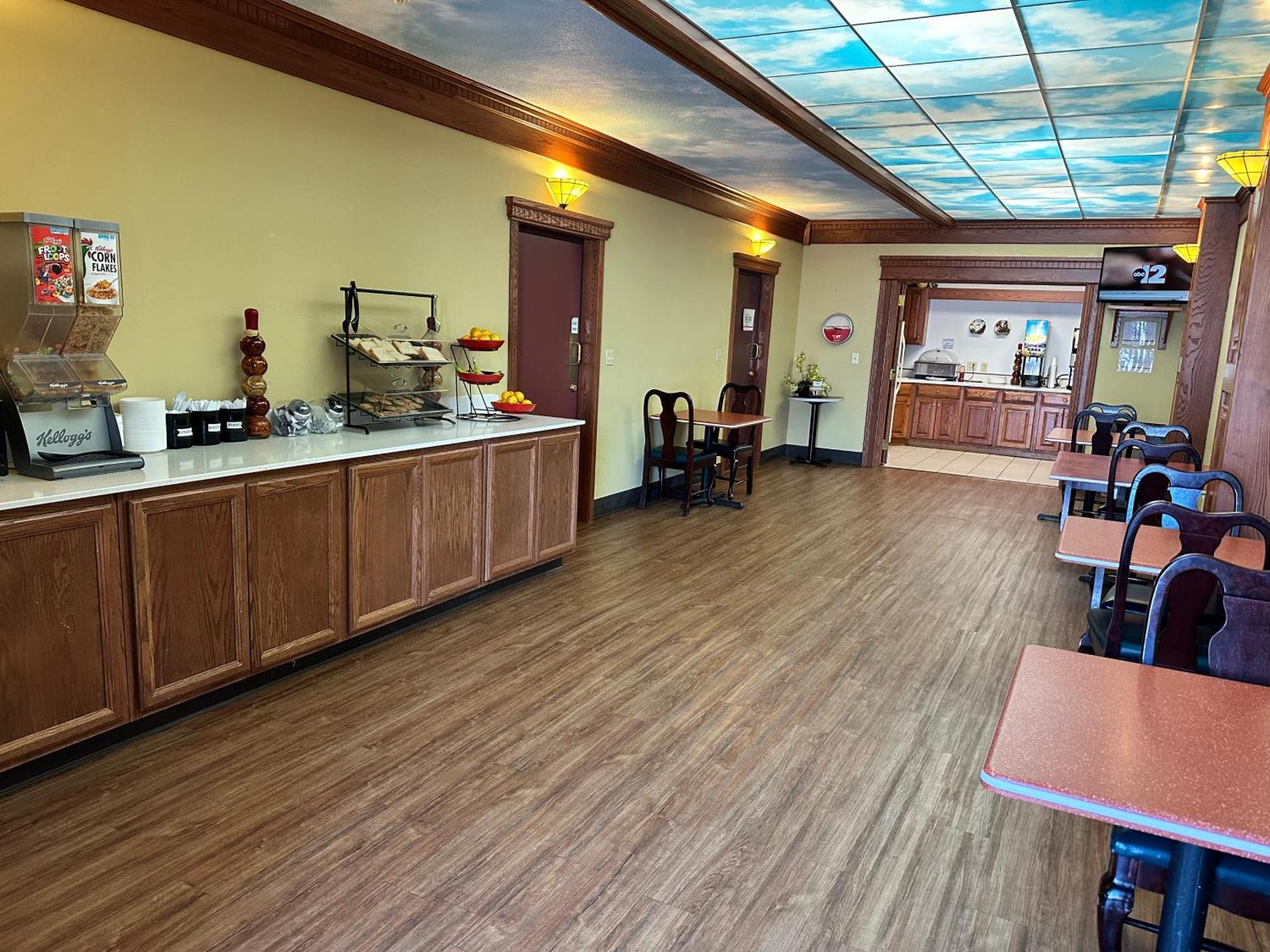Ramada By Wyndham Saginaw Hotel & Suites Екстер'єр фото
