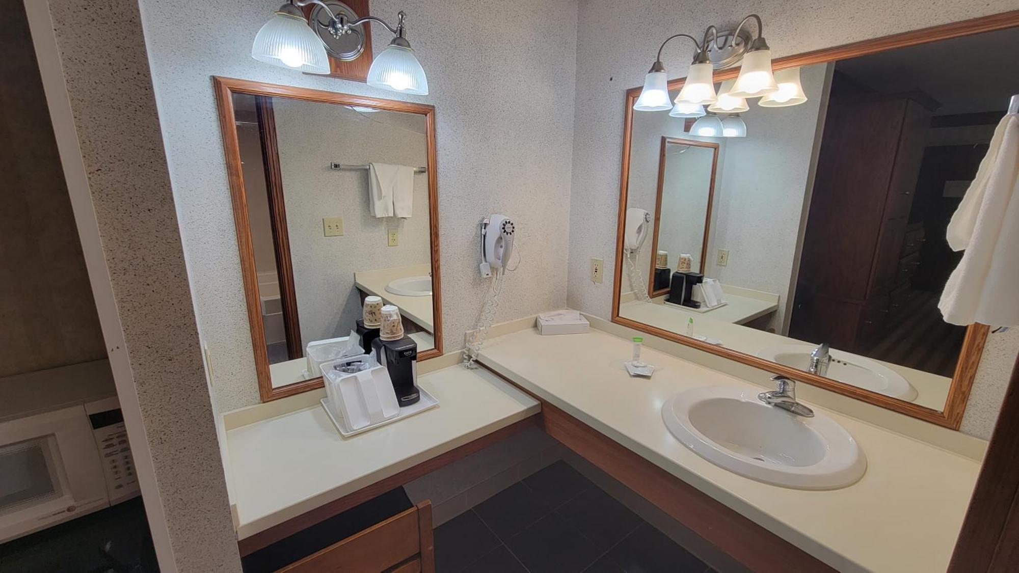 Ramada By Wyndham Saginaw Hotel & Suites Екстер'єр фото