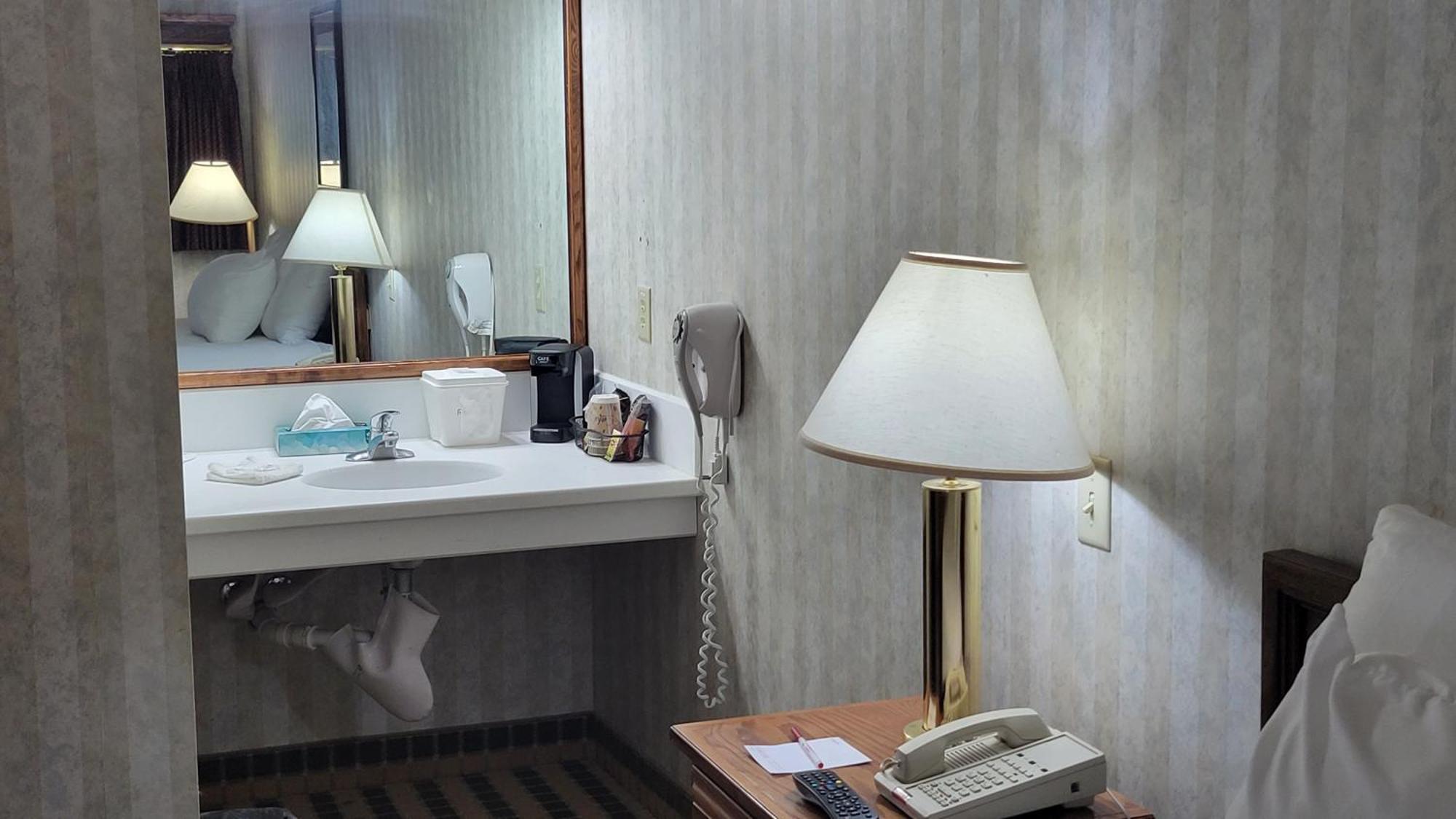 Ramada By Wyndham Saginaw Hotel & Suites Екстер'єр фото