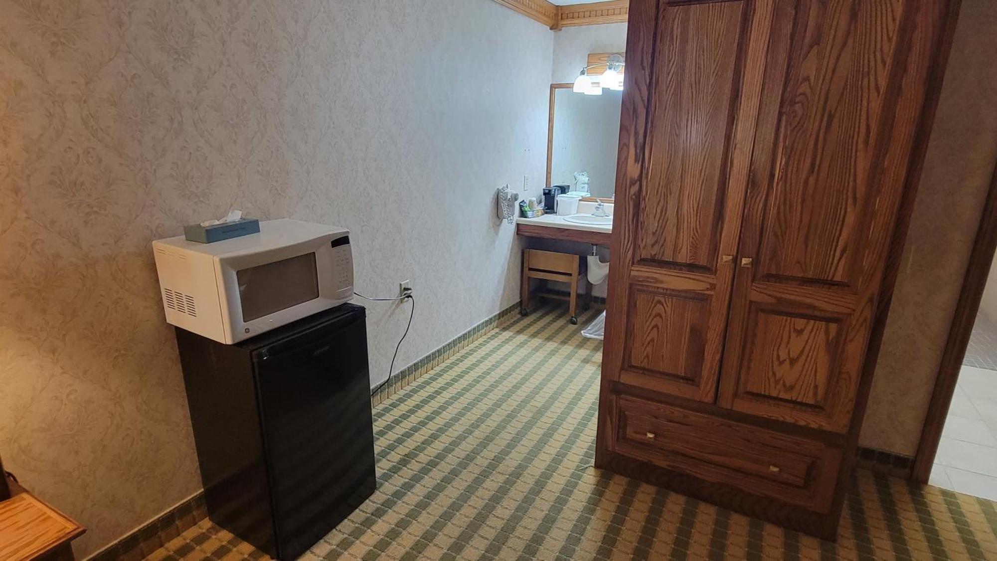 Ramada By Wyndham Saginaw Hotel & Suites Екстер'єр фото