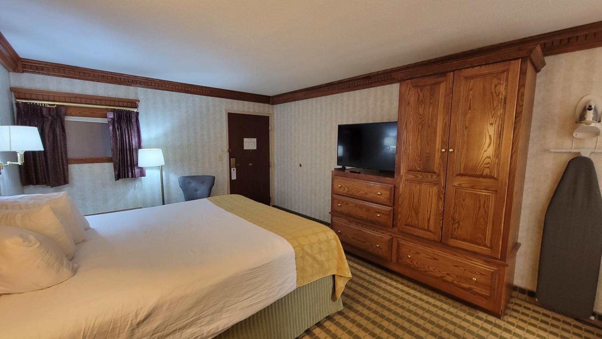 Ramada By Wyndham Saginaw Hotel & Suites Екстер'єр фото
