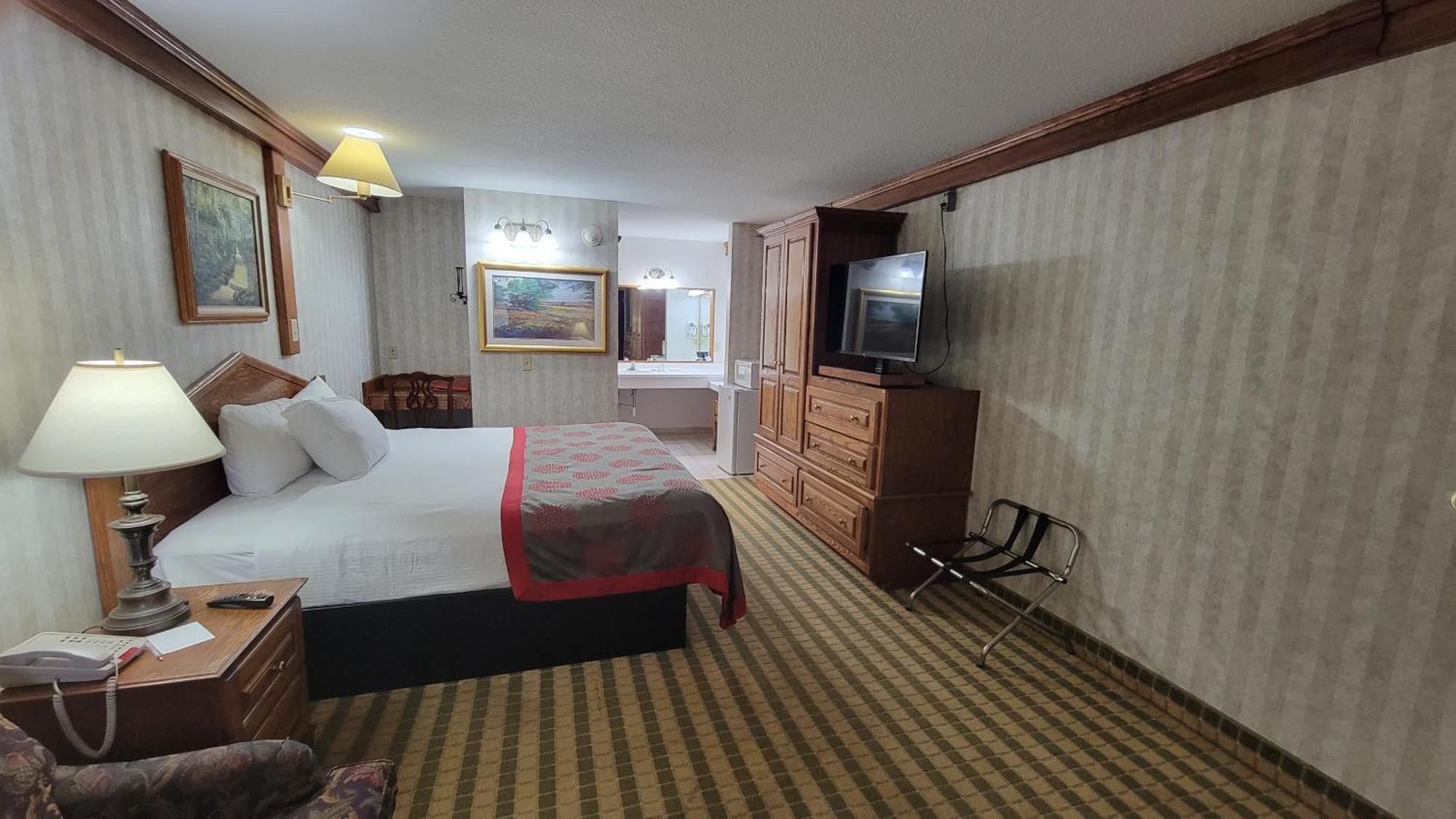 Ramada By Wyndham Saginaw Hotel & Suites Екстер'єр фото