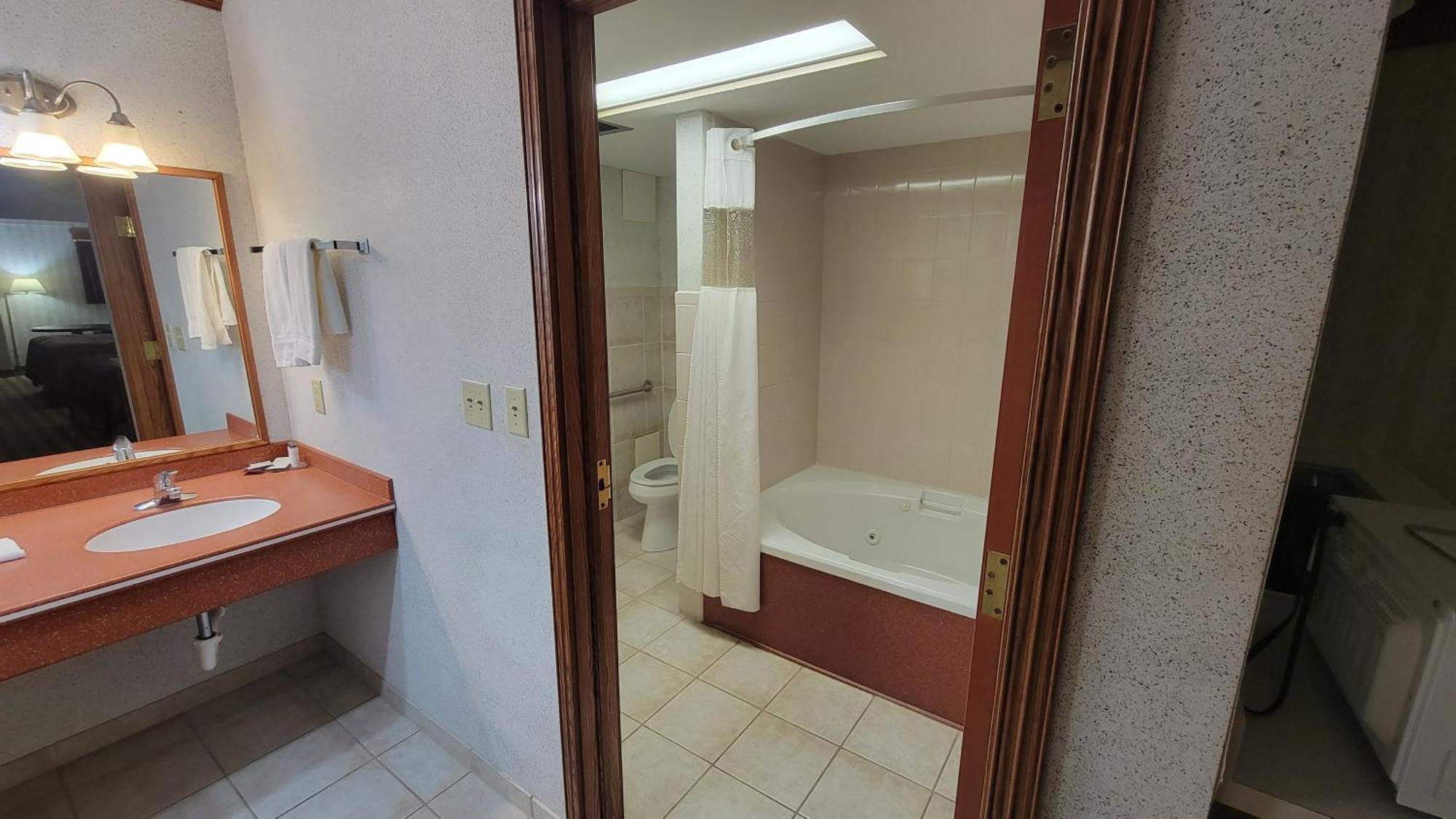 Ramada By Wyndham Saginaw Hotel & Suites Екстер'єр фото
