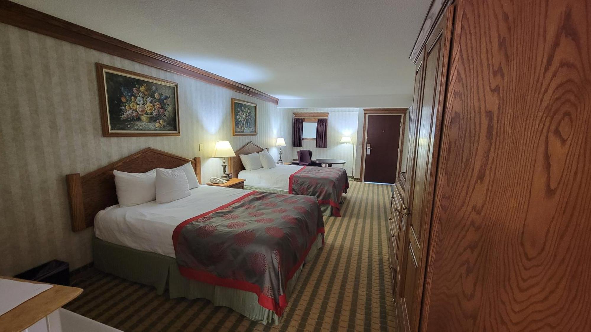 Ramada By Wyndham Saginaw Hotel & Suites Екстер'єр фото
